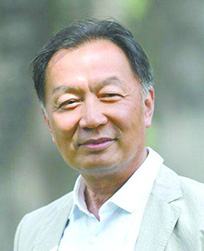 ▲温铁军（教授）著名三农问题专家。中国人民大学学术委员会副主任，中国人民大学乡村建设中心主任；西南大学中国乡村建设学院执行院长；福建农林大学海峡乡村建设学院执行院长。 国务院学位委员会第六、七届农林经济管理学科评议组成员，国家环境咨询委员会委员、中国农业经济学会副会长。农业部、环保部、商务部、国家林业局、国家粮食局、北京市、福建省等省部级特聘专家。先后主持多个国家级重大、重点课题，并荣获